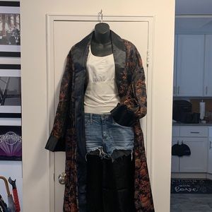 Vintage Silk BEAUTIFUL Embroidered Smoking Jacket Unisex